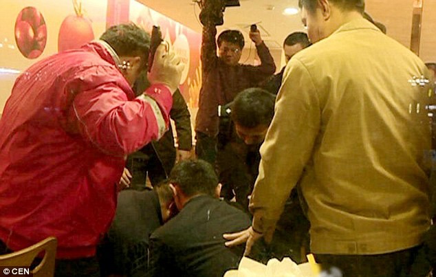 Nhờ thái độ tỉnh như ruồi, cô gái trẻ thoát khỏi mũi dao nhọn của tên cướp trong tích tắc